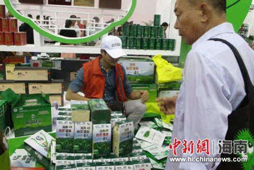 游客選購白沙綠茶