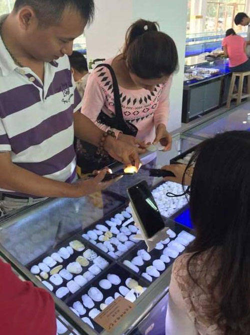 游客挑選工藝品