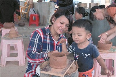 村民學(xué)習黎陶技藝