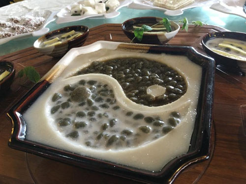 太極盛器型雞屎藤粿仔湯，寓意驅邪永健