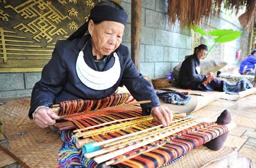 織黎錦的黎族老人