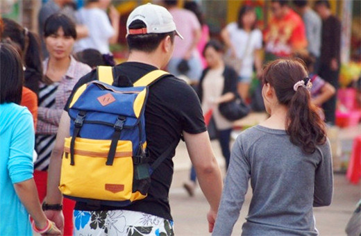 三亞海鮮拉客妹試圖強行攬客