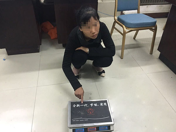 三亞商家用“八兩秤”賣(mài)水果被旅游警察拘留（配圖）