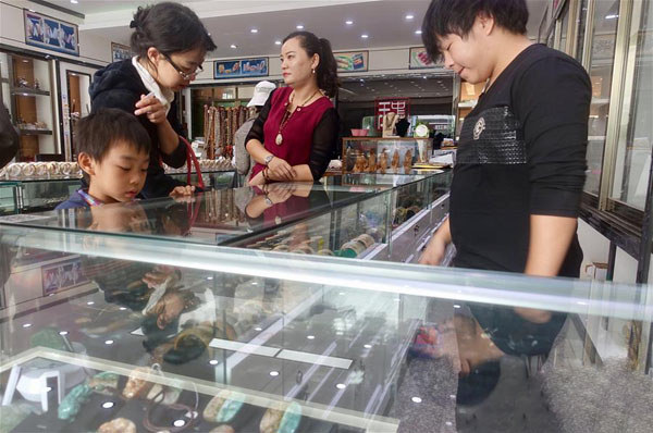 海南省瓊海市潭門(mén)鎮工藝品店里的硨磲及珊瑚制品被下架