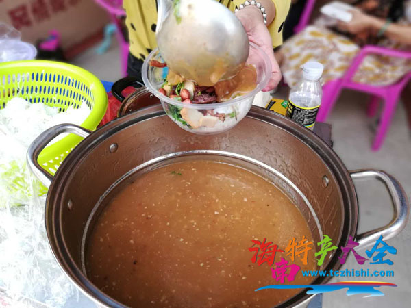 海南粉的精髓都在這鍋里